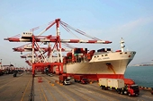 China’s Export Gains to Cushion Growth as Imports Slump